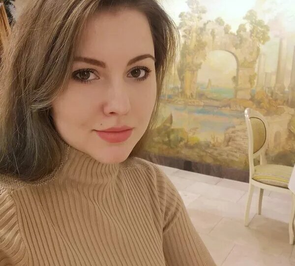 Школьные подруги пригласили на встречу ту, над которой смеялись годами. В зал вошла хозяйка этого места