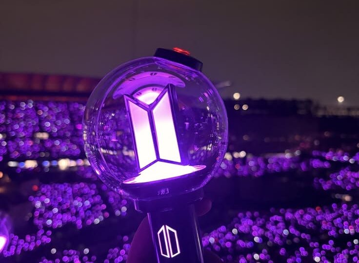 Фандом ARMY: мозаика поколений и стилей — как стилисты BTS находят баланс