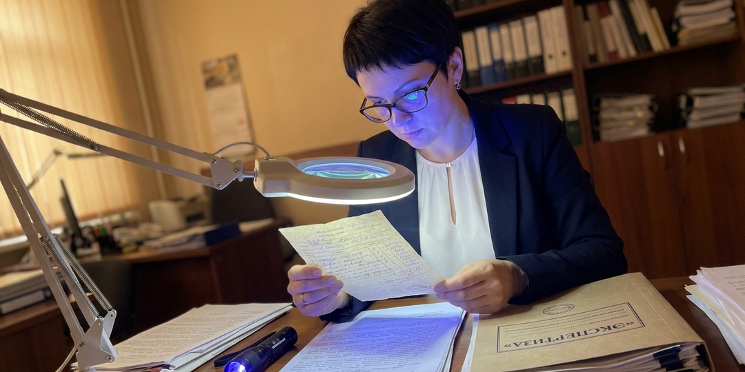 Они подделали расписку на двести пятьдесят тысяч. Я провела экспертизу за один вечер