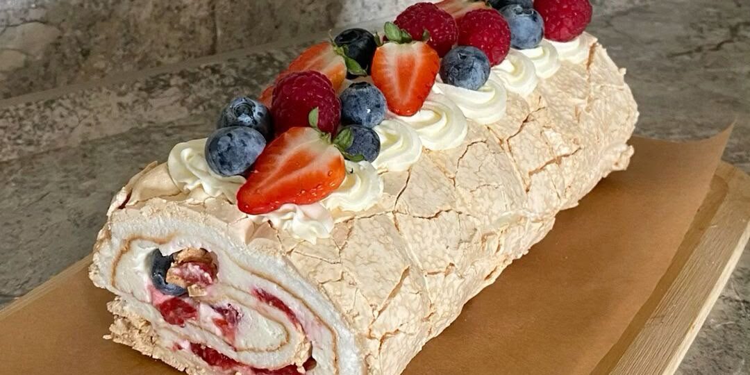 Идеальный меренговый рулет: хрустящий снаружи и нежный внутри 🍓