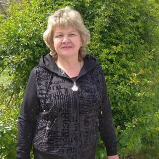 «Глянь-ка, директор припёрся!» — смеялись муж и свекровь над её повышением. А наутро их ждали два приказа