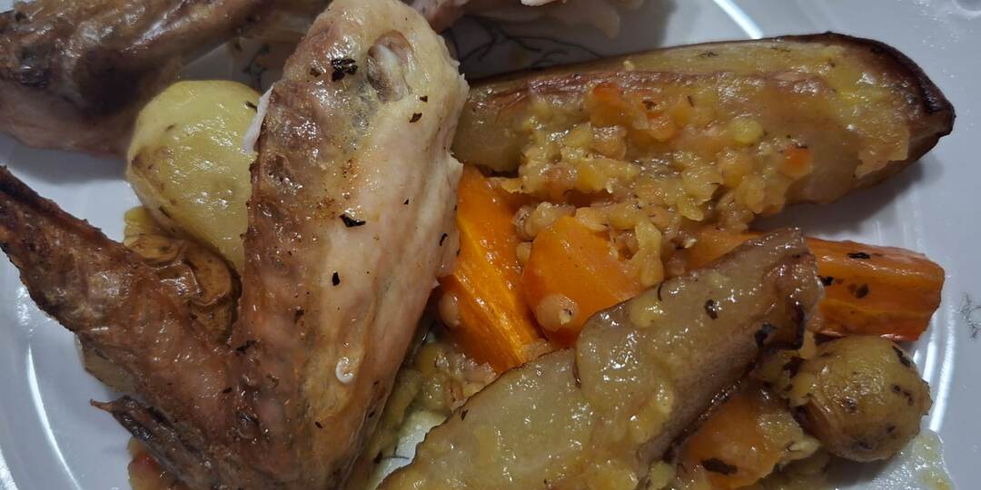 КУРИЦА, ЗАПЕЧЁННАЯ С ОВОЩАМИ И КРАСНОЙ ЧЕЧЕВИЦЕЙ