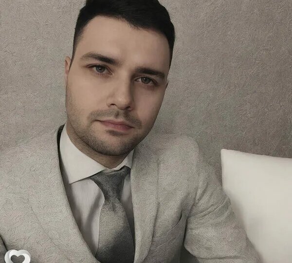 "Не смей открывать рот при моей маме, ты здесь никто", - процедил супруг, но я напомнила, чьё имя в документах на дом