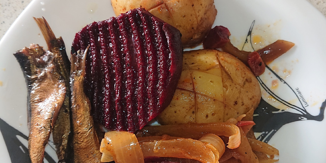 Лёгкий завтрак со шпротами, тушёными овощами и свежим салатом