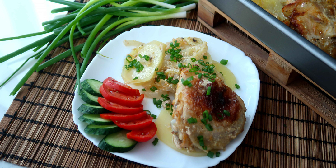 Куриные бедра в кефире, запеченные с картошкой в духовке.