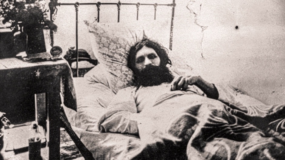 Пирожных с ядом, скорее всего, не было. Что судмедэксперт разглядел на посмертном снимке Распутина