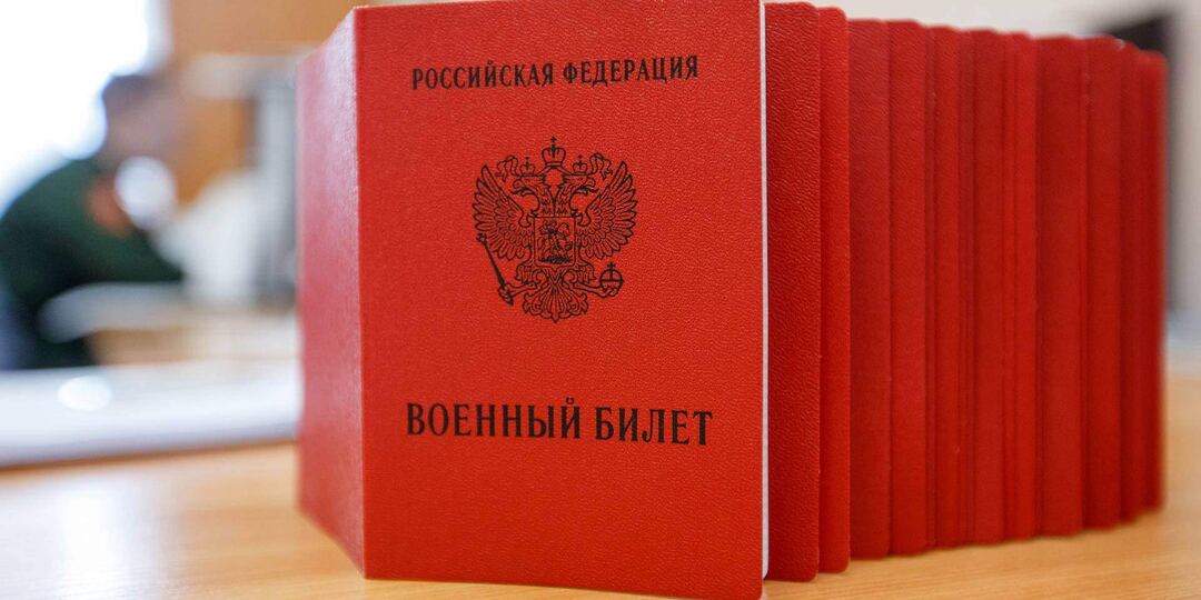 Сотрудник военкомата хочет войти в квартиру: имеете ли вы право не открывать дверь в 2026 году?
