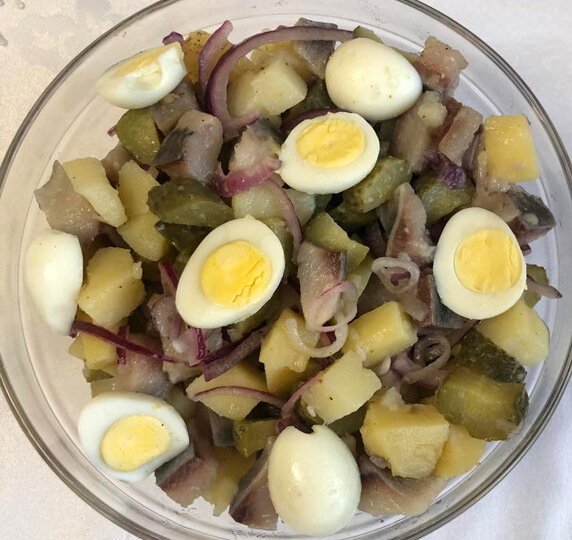 Салат с солёным огурцом, сельдью и перепелиными яйцами