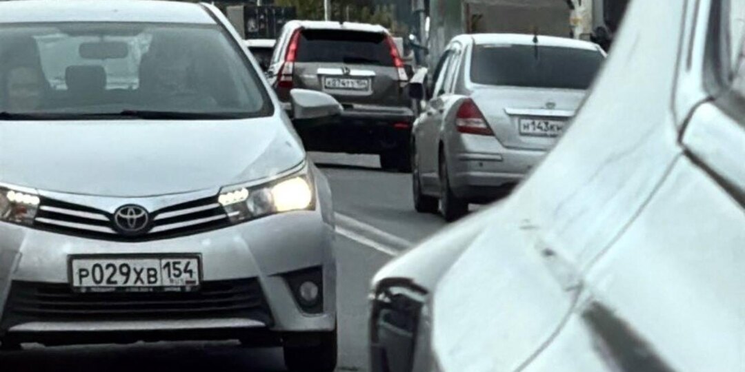 В Новосибирске водитель Toyota устроил конфликт после перестроения в ряд