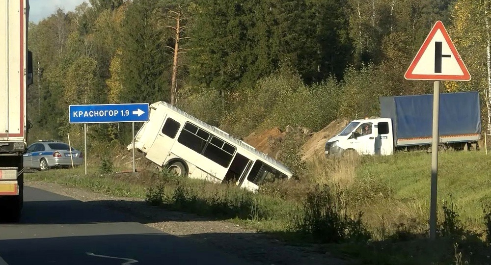ДТП под Ярославлем парализовало движение на трассе