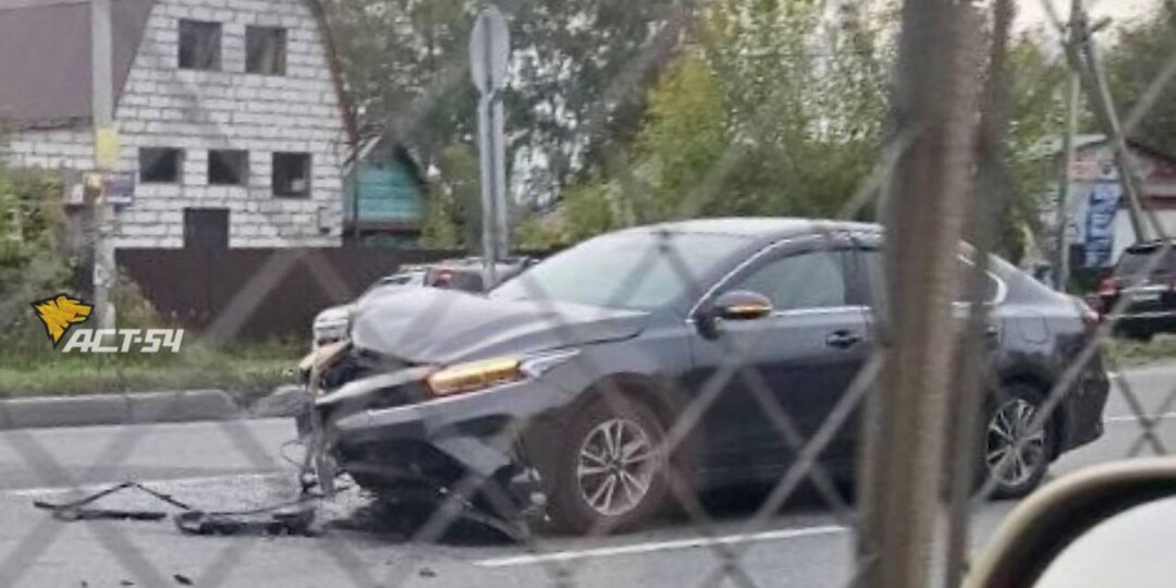 Honda вылетела на встречку и снесла ограждение после ДТП на Старом шоссе в Новосибирске