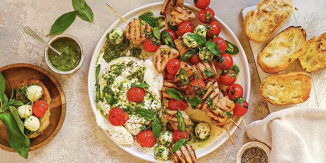 «Куриные шашлычки без мангала: сочная курица, черри и моцарелла — гости сметают первыми»