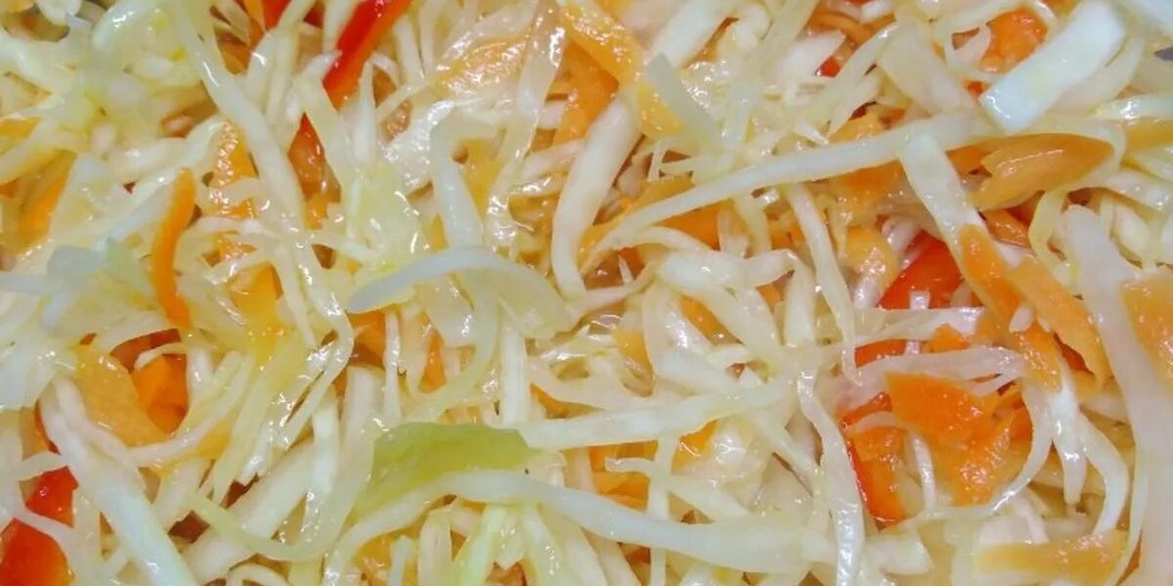 Вкусный салат из капусты с красным болгарским перцем.
