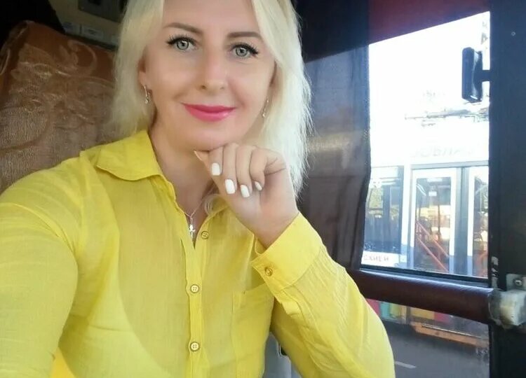 «Летят только близкие, а ты, наивная, сиди дома!» — хохотала свекровь, пакуя вещи. Она не знала про скрытую камеру и пустые счета