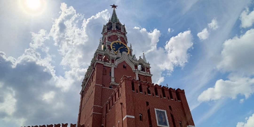 В Латвии ведут борьбу с Россией, закрашивая дорожные указатели на Москву