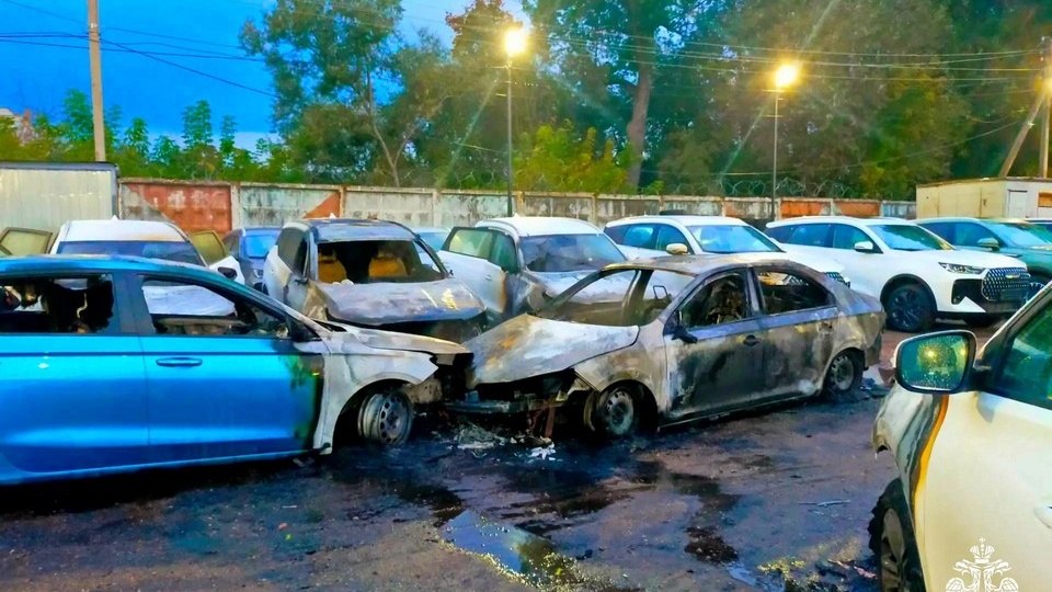 В Смоленске сгорела стоянка автосалона
