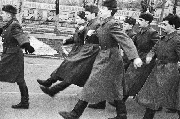 Почему в Советской Армии так серьёзно относились к строевой подготовке и как этому учили