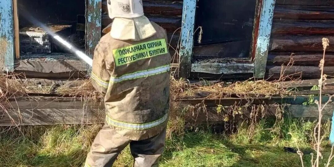 На пожаре в Бурятии пострадал мужчина, пытавшийся спасти документы из горящего дома