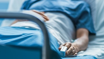Находиться в больнице с родственником с октября придется по новым правилам: что меняется