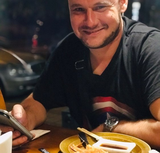 «Мам, с днём рождения! Кстати, скинешь 12 тыщ до пятницы?» Сын (35 лет) уложил всё в одну смску. В тот день я закрыла «кассу»