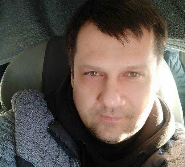 Мужчина (47 лет) взял меня на встречу выпускников и записал «коллегой». Через час я отклеила бейджик и представилась его классу сама