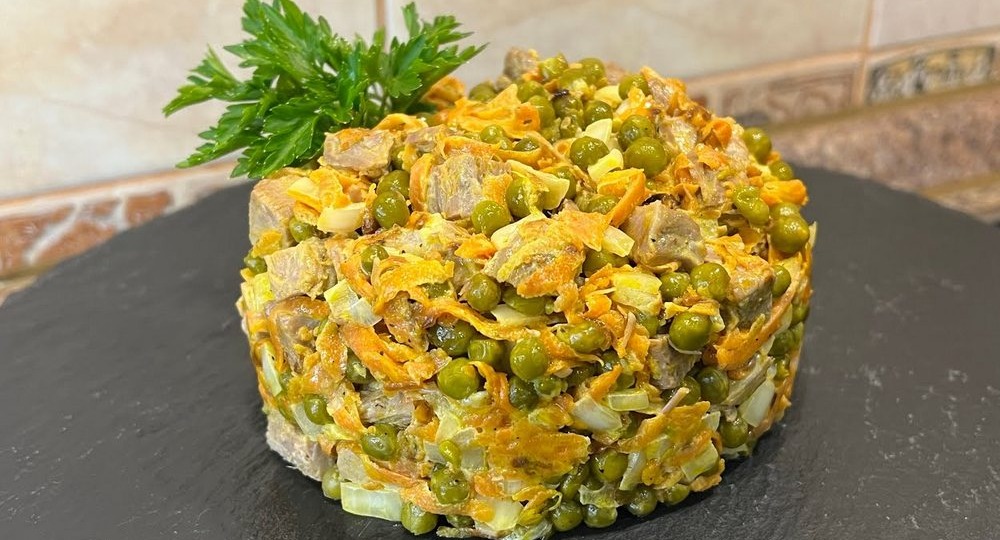 Салат «Купеческий»: тот самый с мясом, горошком и солёными огурцами — готовится просто, а исчезает со стола первым