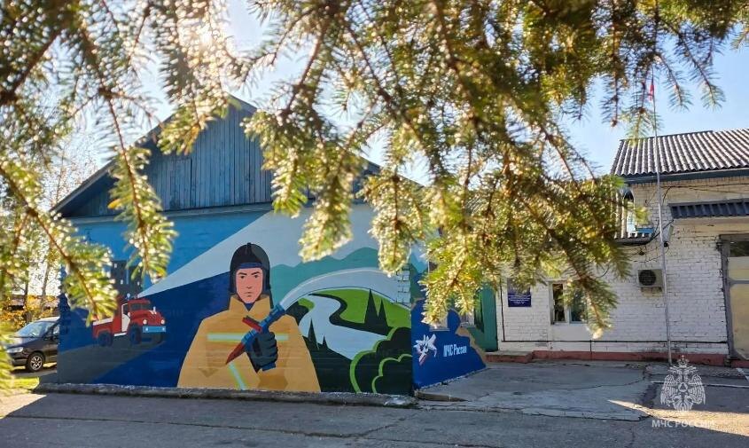 В Зее преподаватели и ученики школы искусств создали мурал пожарным-спасателям (ФОТО)
