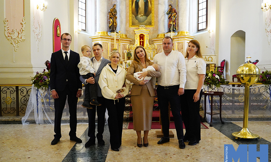 Многодетная минская семья крестила третьего ребенка в «Бацькавай кашулi»