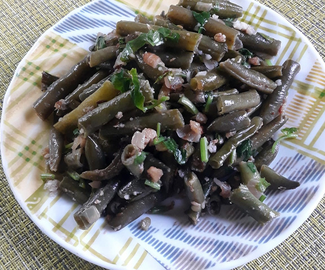 Зелёная фасоль, тушёная с луком и грецкими орехами