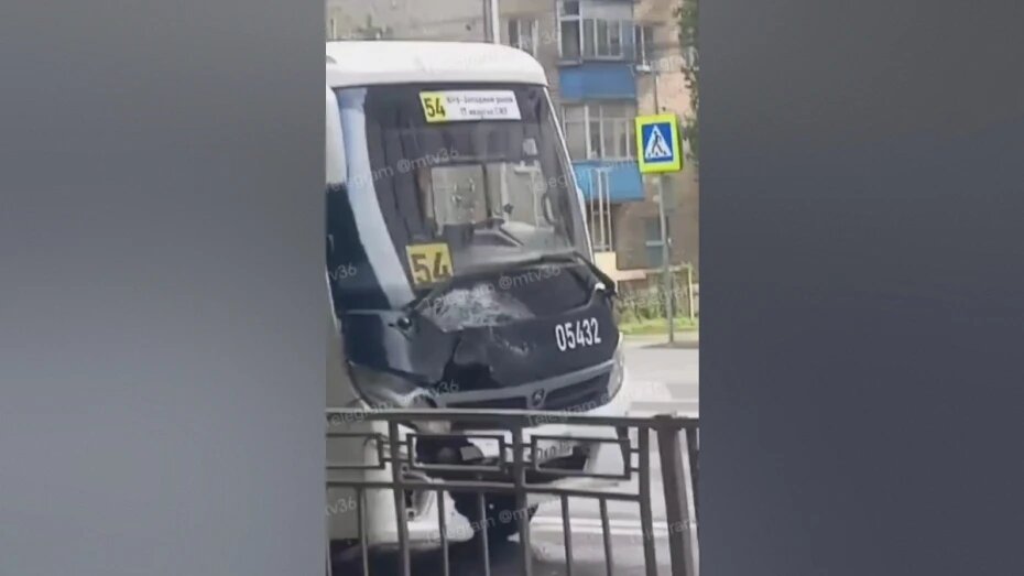 В Воронеже на улице Торпедо столкнулись автобус №54 и иномарка