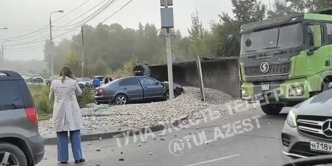 На Рязанской перевернулся грузовик со щебнем и засыпал легковушку