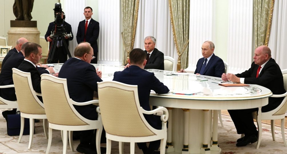 Тайные знаки публичной встречи: эксперты об очевидных и скрытых выводах диалога Путина с лидерами партий