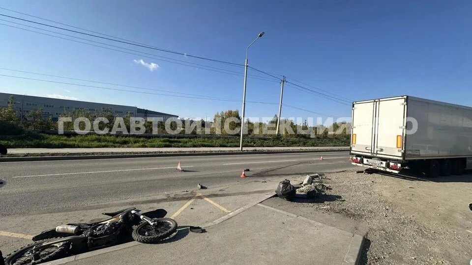 В Калининском районе мотоциклист погиб под колёсами грузовика