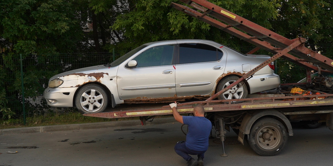 Чище дворы и свободнее дороги: эвакуацию брошенных машин продолжают в Новосибирске