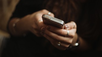 Обладателям каких смартфонов начнут блокировать переводы с 2027 года: новые правила