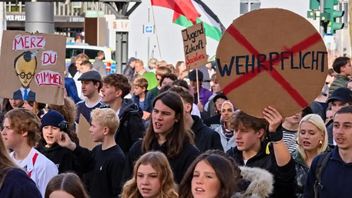 Молодые немцы против милитаризации Германии
