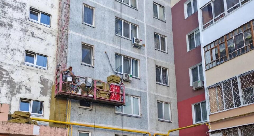 «Клей подвел»: в Челнах подростков чуть не прибило оторвавшейся частью дома