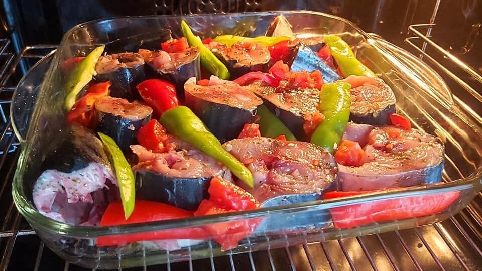 Так турецкие хозяйки готовят рыбу: рыба с овощами в духовке по-турецки