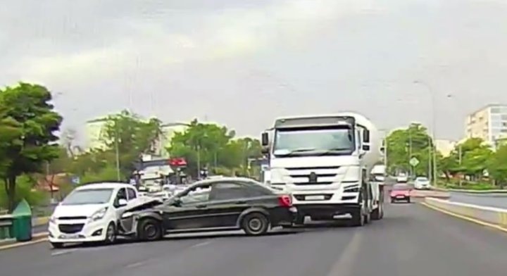 В Ташкенте водитель автобетоносмесителя устроил ДТП