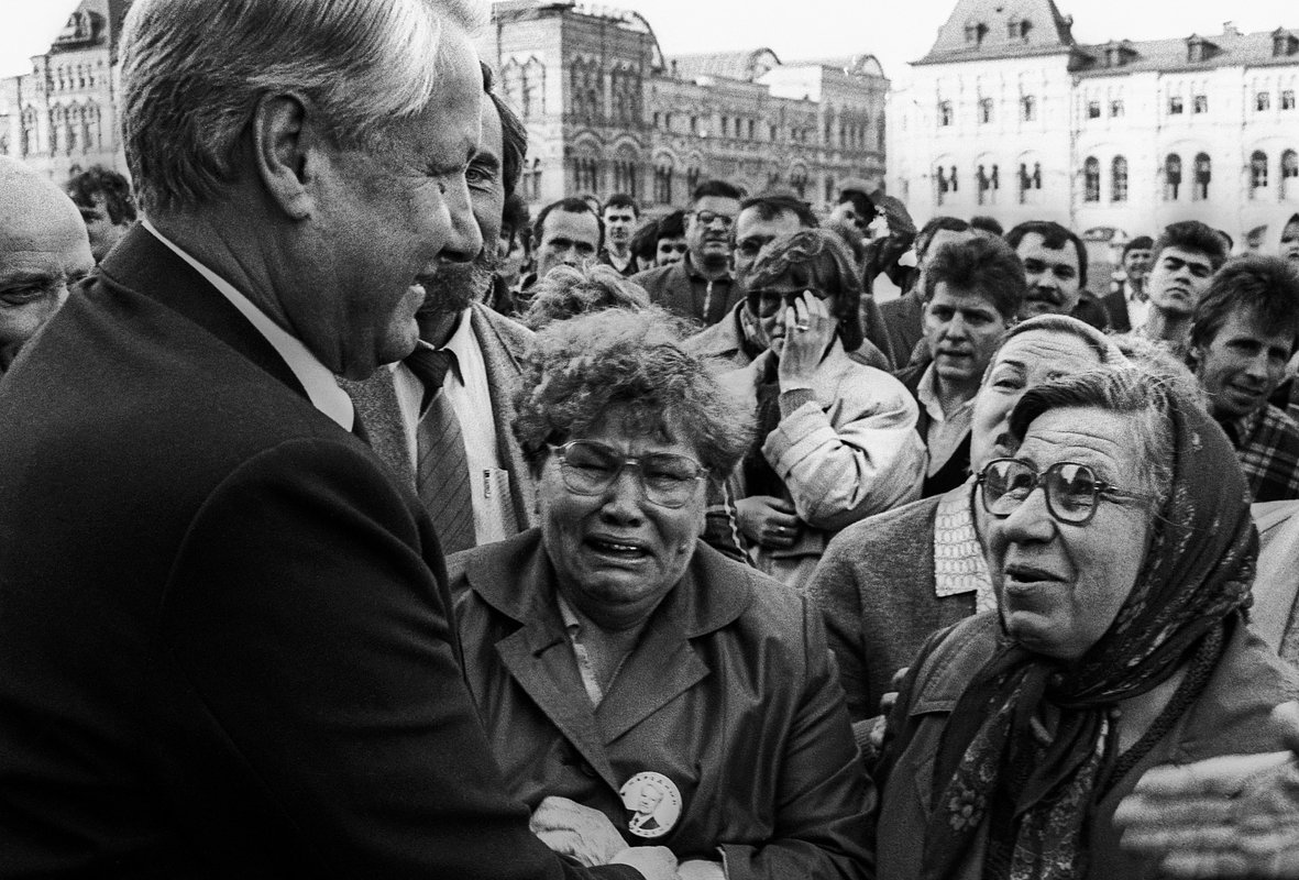 Депутат Ельцин беседует с москвичами, 1990 год. Вот такие же бабуси в Черкесске ходили по улицам и магазинам, и бормотали: "Только за Ельцина! Только за Ельцина!". Фото: Дмитрий Соколов / ТАСС