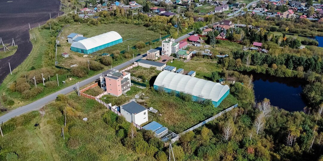 В Свердловской области выставили на продажу поместье с конюшней