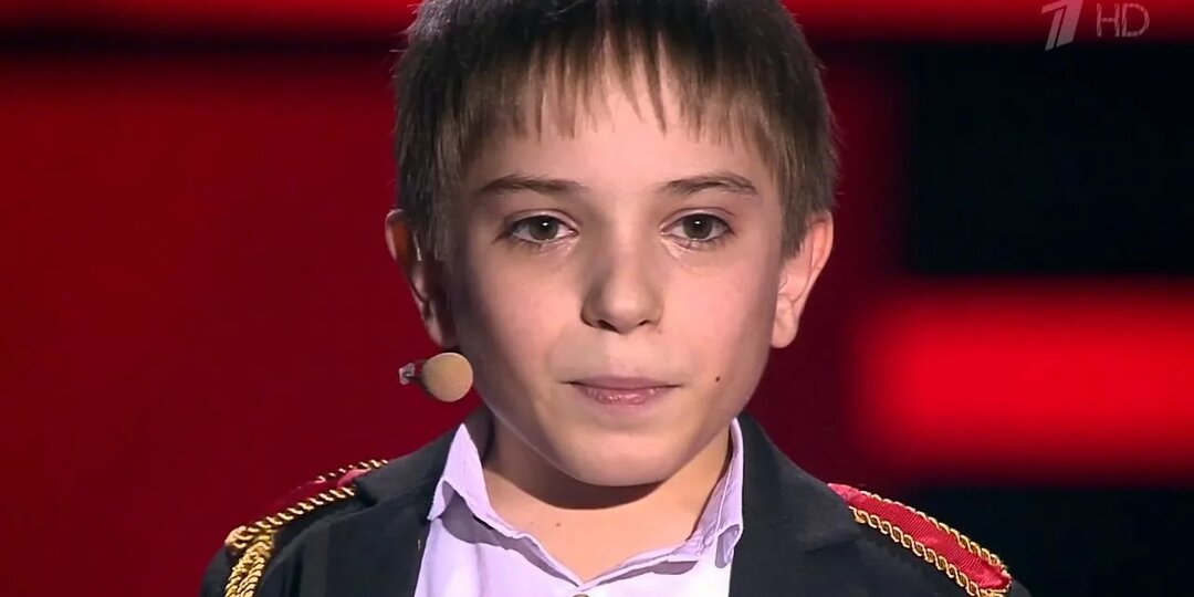«Обещанную квартиру ждал годами»: 85 см роста и 11 операций — как сейчас живет самый невысокий победитель «Голос. Дети» Данил Плужников