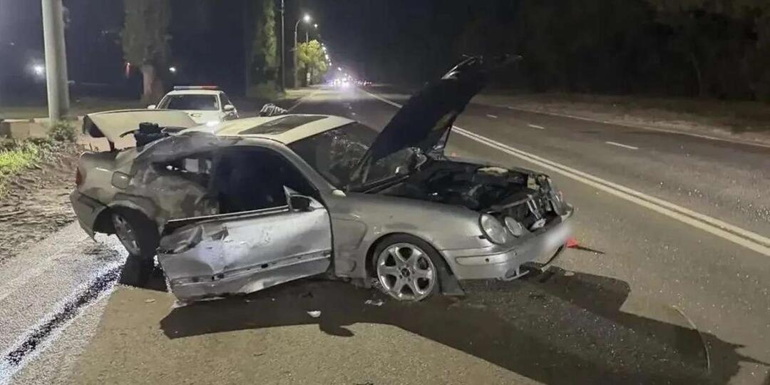 Водитель и пассажир Mercedes-Benz пострадали в ДТП с опорой освещения в Воронеже