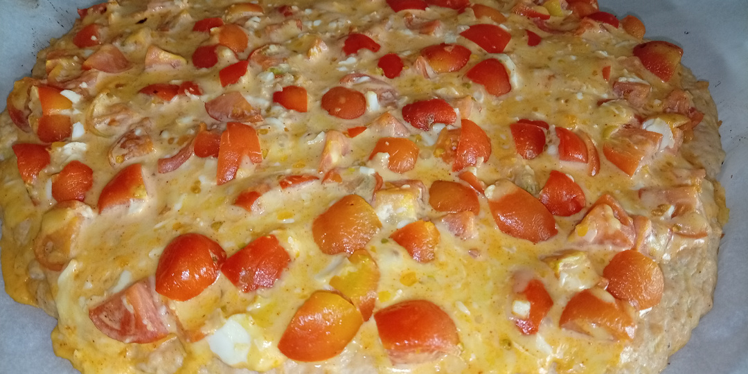 Накормила семью из того, что было в холодильнике. Особенно вкусна была мясная пицца без теста