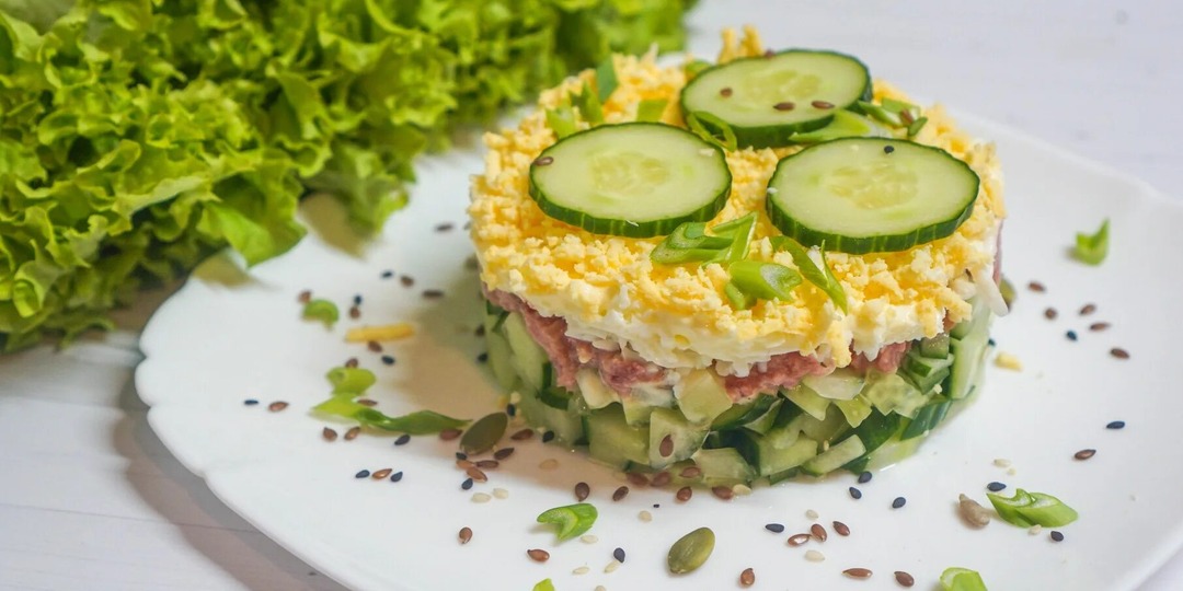 Салат с тунцом, огурцом и яйцом: легкий и сытный рецепт