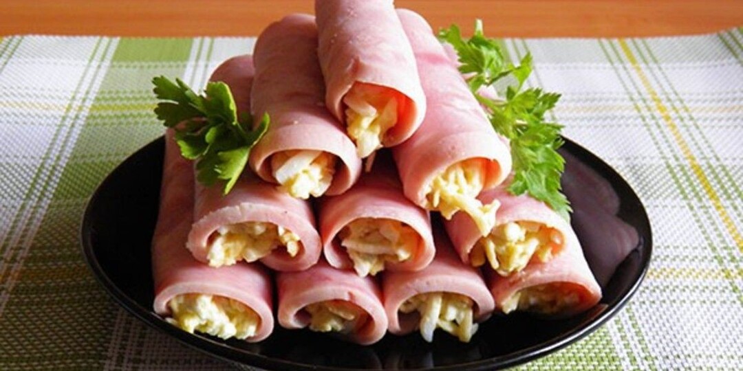 Рулетики из ветчины с сыром и чесноком: классика закусок