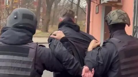 Всем лежать! Это ограбление! — заорал самый здоровый.