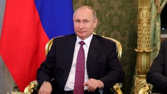 В петербургском дворе детства Путина появилось граффити с цитатой о семейном счастье