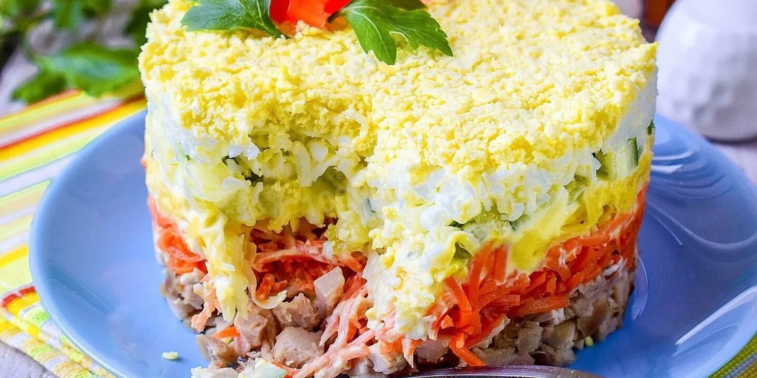 Салат с копченой грудкой и корейской морковью