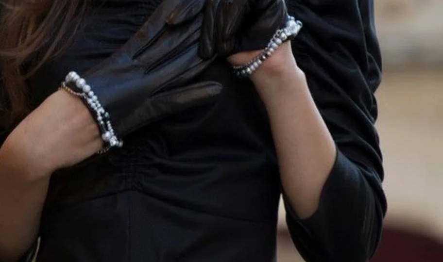 Я нашла в кармане мужа чужую перчатку. Он сказал, что это смешно. А через неделю я узнала, кому она принадлежала....